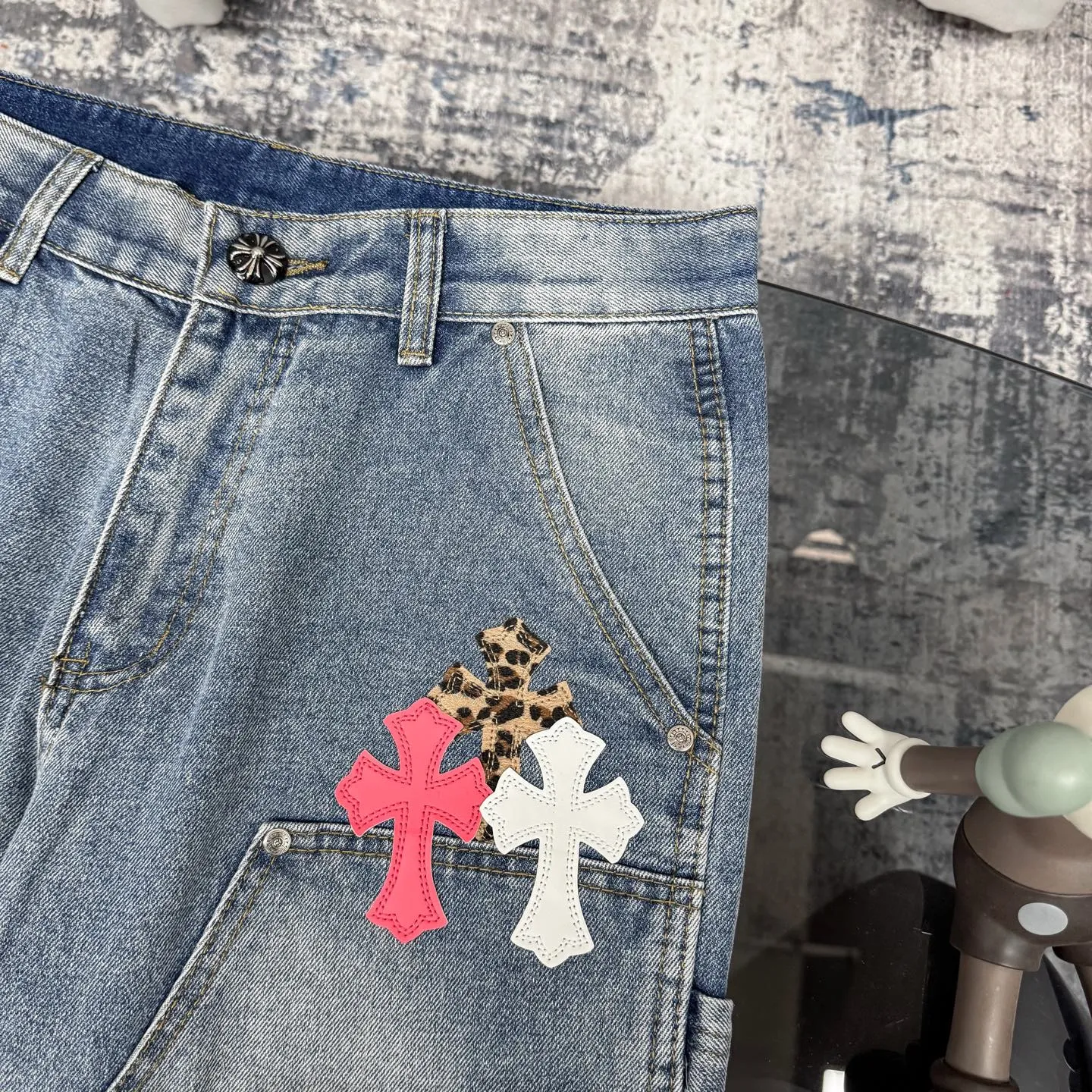 P280 CH Chromehearts Malaysia-limited leopard print cross patchwork leather workwear jeans and logging pants. The counter price is 34W. It is decorated with patchwork cross patterns and washed jeans! ! An absolutely high-end luxury product, a 1.9W-level god-level single product, a super popular product, made by top heavy industry, a magic weapon that cannot be missed! [About Zangyin] This is an extremely luxurious fashion brand that can also be called the aristocracy of the high street. It has always been an exclusive brand for some hipsters or rich second generations. Compared with ordinary high streets, it is more luxurious and noble. Compared with luxury brands, it is more fashionable and individual. It has always been a brand that I have a special liking for. [Top heavy industry fashion design] Consistently high-street luxury style. Speaking of this style, the Zangyin family and GU family are definitely the leading representative brands. Especially the Zangyin family has really achieved a state-of-the-art effect in creating high-street style. The unique washed material is used to create this style. The color system is already quite eye-catching. After it is decorated with patchwork cross flowers, it cleverly highlights the charm of the brand. Secondly, this style uses classic The high-waist cutting design highlights the long legs and fashionable temperament of the upper body. The brand is highly recognizable and the slim fit configuration is more suitable for daily wear. It is a product that interprets personality, fashion, and specifications at a glance. This single product is enough to make any fan excited. It can be a white T-shirt for a youthful college style, or a tight suspender for a royal style. It has strong matching ability and can be easily controlled by men.  [Materials and craftsmanship] Needless to say, this point goes without saying. As an excellent craftsman brand, Zangyin’s requirements for details and craftsmanship are really perfect. The washed color of this model has gone through so many processes, not to mention the embellishment of denim appliques. It is also purely hand-made and sewn. Just like what they believe in, only hand-made things have soul and have the meaning of wear. A top-notch heavy-duty fashionable denim item, I look forward to your perfect interpretation! !  Color: blue Size: 28-36